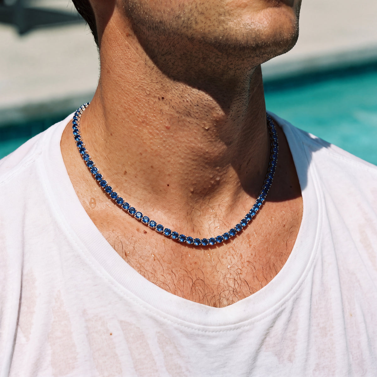 Bleu tennis chain worn
