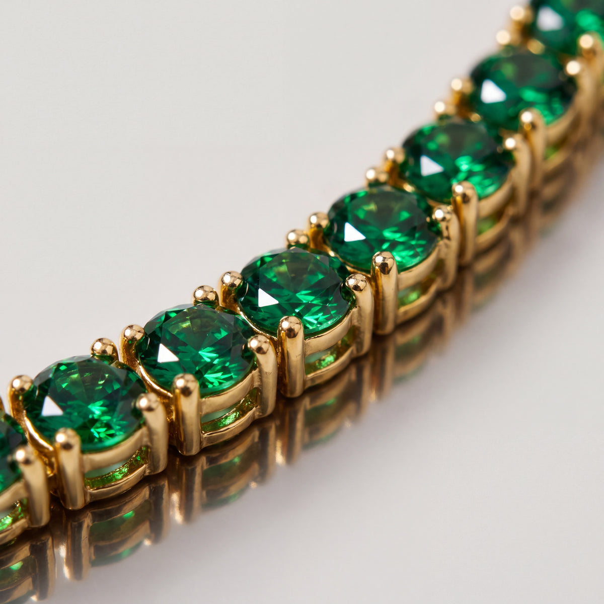 Macro detail of the Green Day Dore Chain