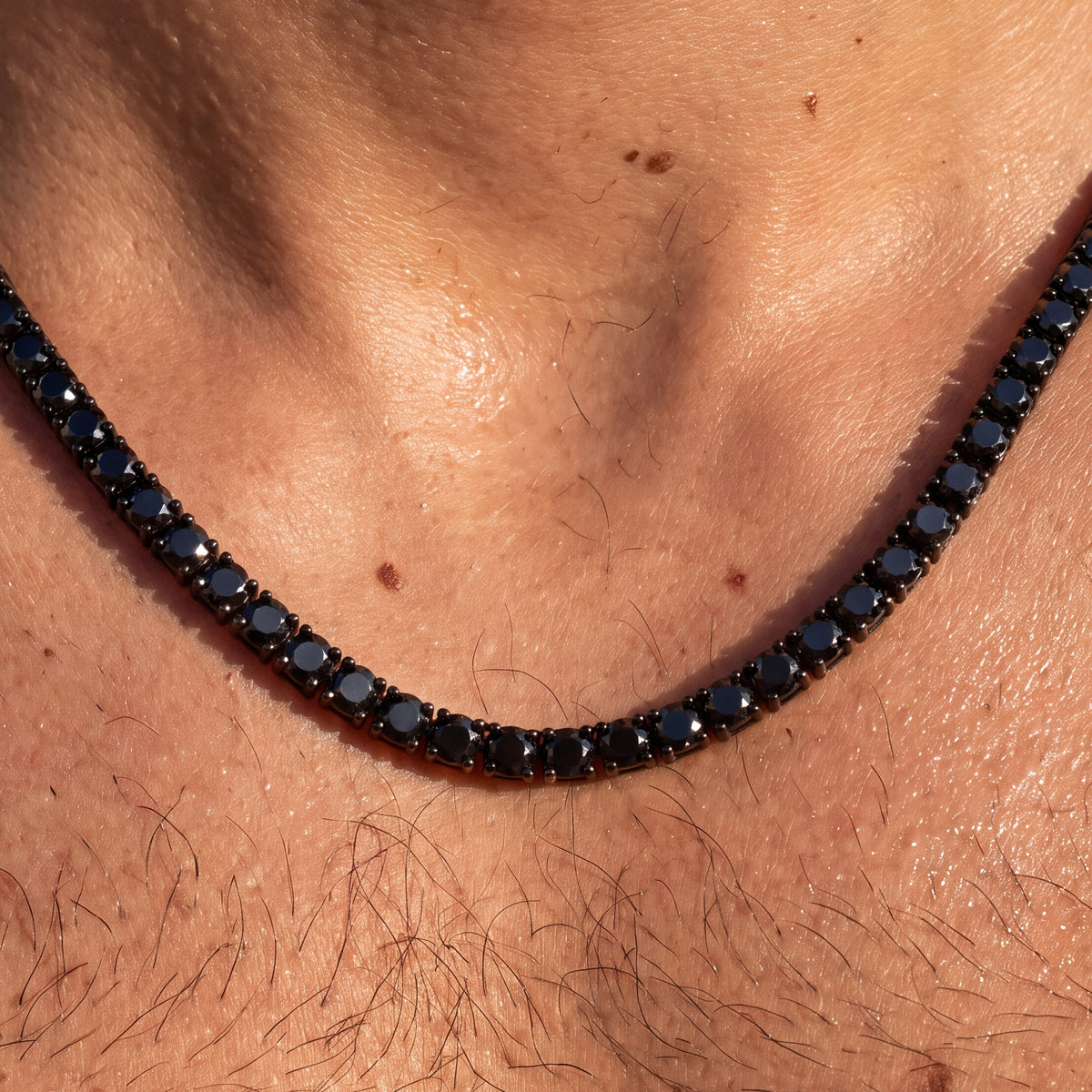Noir tennis chain close-up