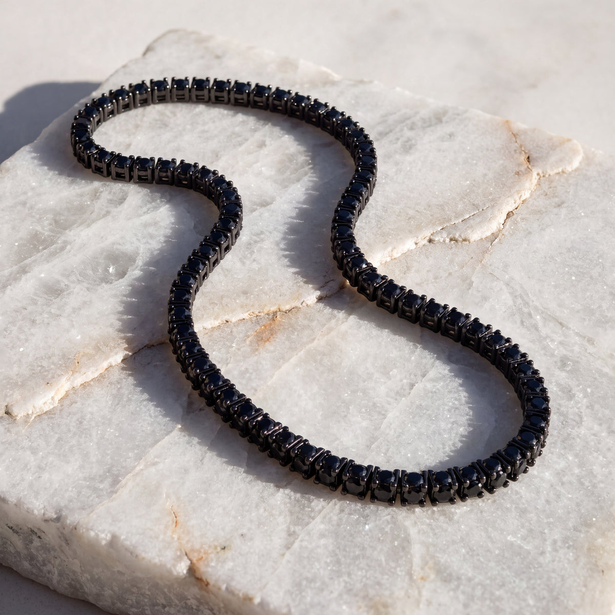 Noir Chain laid on white quartzite